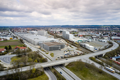 创新驱动未来 全新BMW iX在丁格芬工厂投产，年内上市，引领豪华智能出行新时代